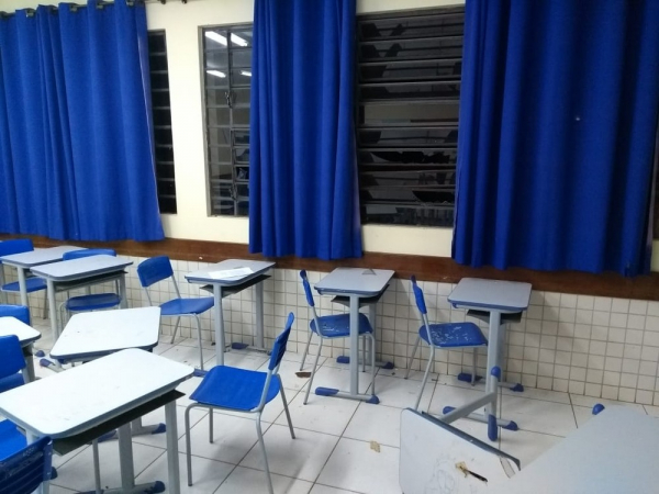 Alunos mascarados e com machado invadem escola no Paraná