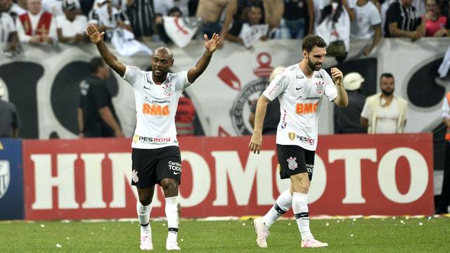 Corinthians bate São Paulo e conquista tri do Paulista