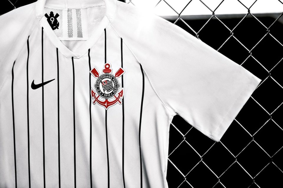 Ronaldo apresenta nova camisa do Corinthians