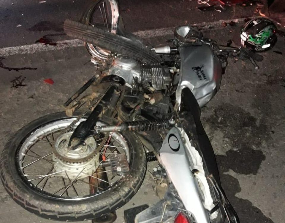 Motociclista morre após colidir com caminhão na BR-153