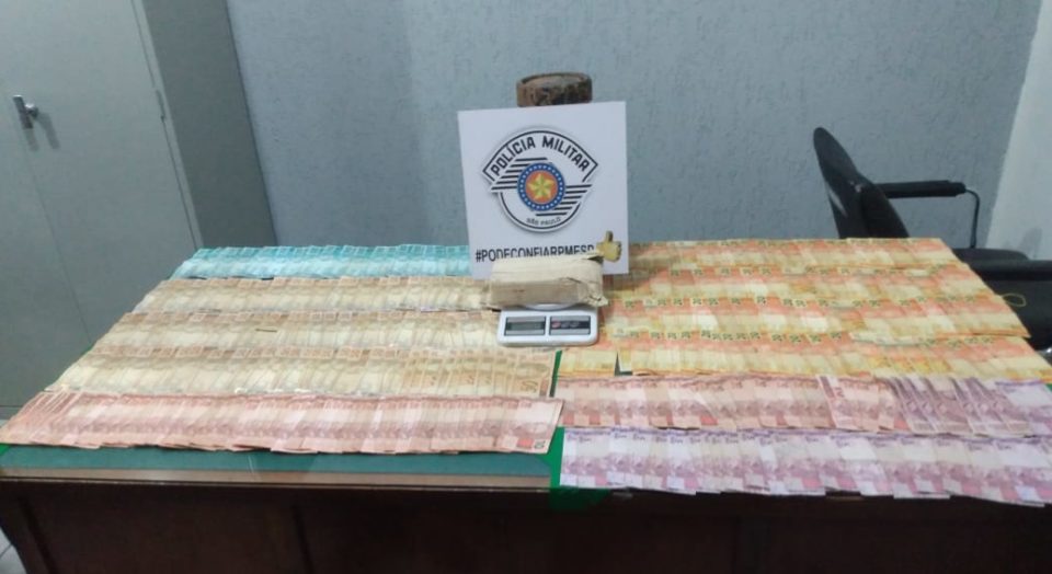 PM apreende pasta base de cocaína e R$ 10 mil em dinheiro na região