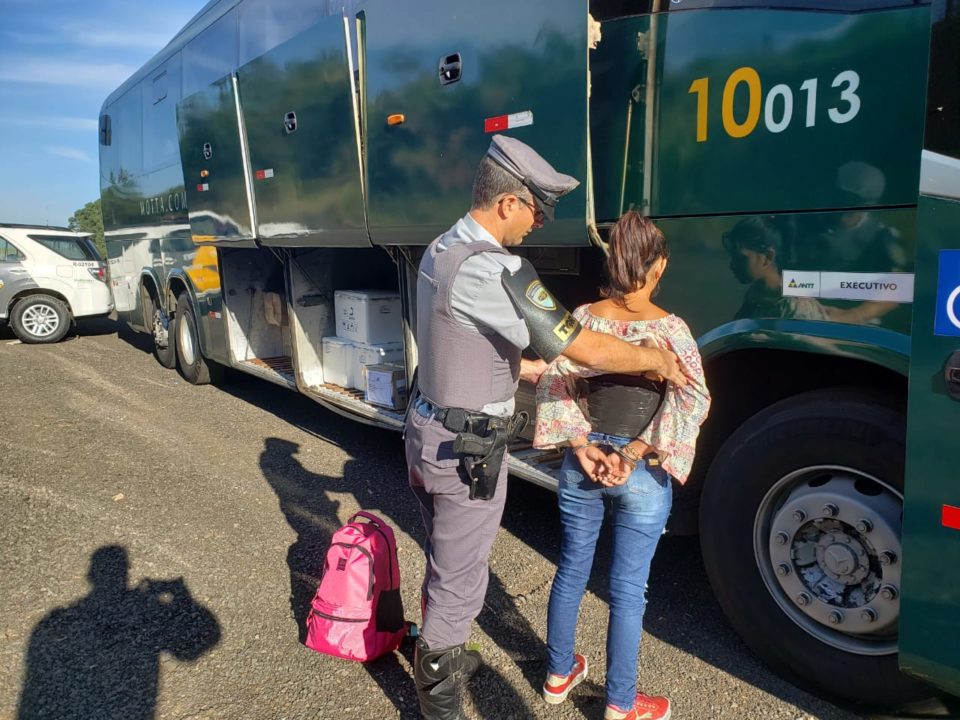 Menor é detida com 2 kg de haxixe em ônibus na região