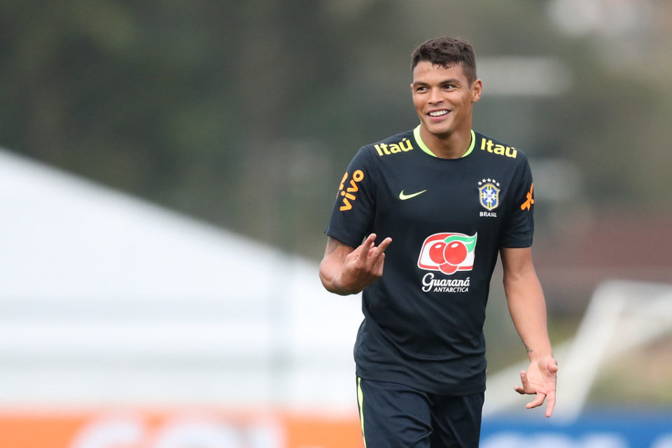 Thiago Silva antecipa chegada e se apresenta na Granja Comary
