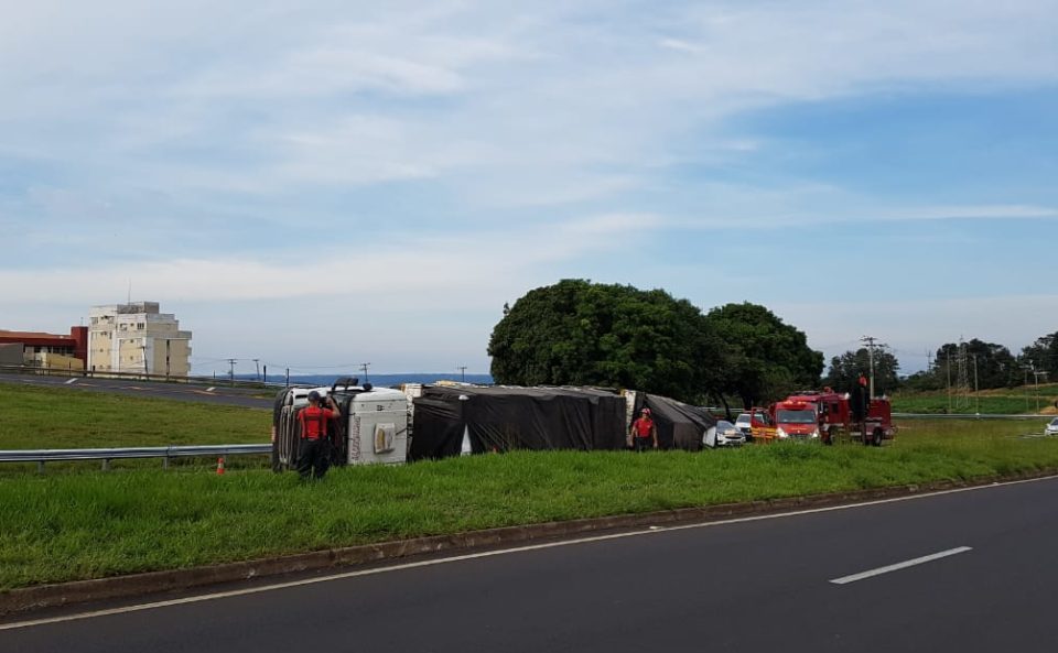 Motorista perde controle e tomba caminhão na SP-294