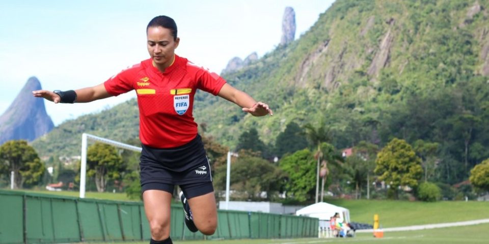 Após 14 anos, Brasileirão volta a ter mulher como árbitra em jogo