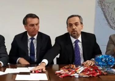 Ministro compara verba para Educação com chocolatinhos