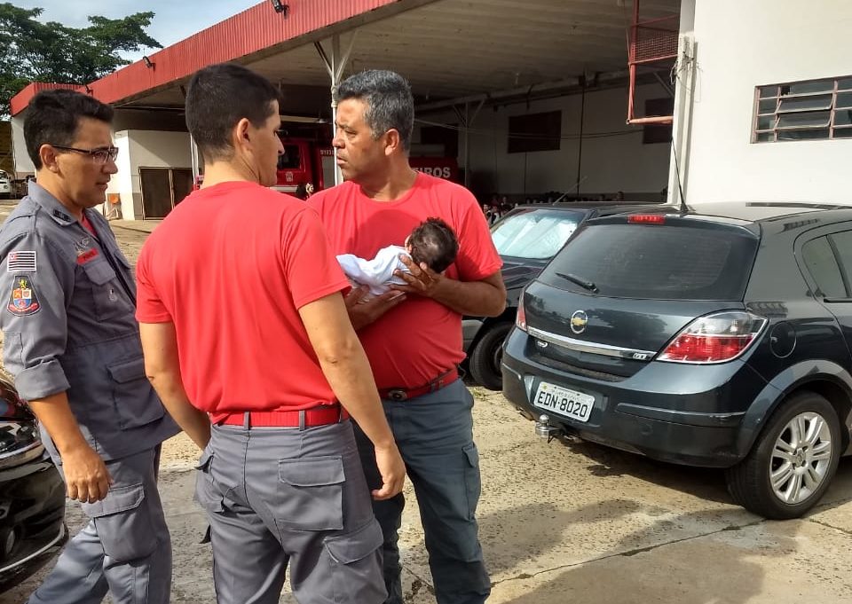 Bombeiros salvam bebê engasgado na zona Norte