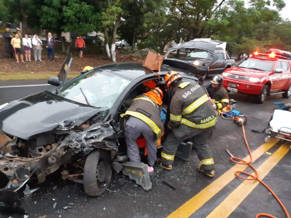 Colisão frontal faz quatro vítimas na SP-294