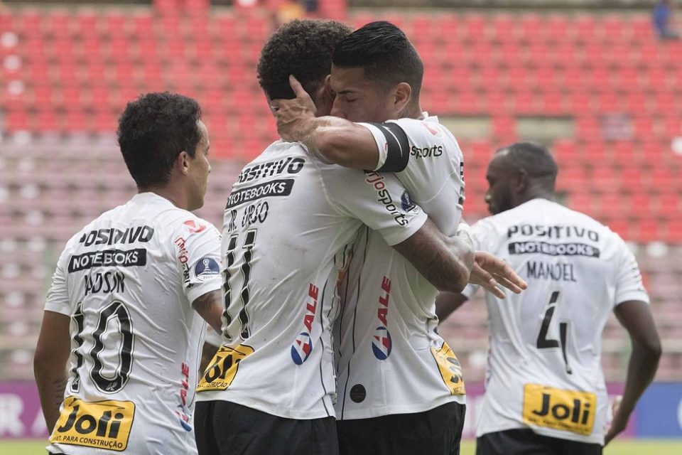 Corinthians vence Deportivo Lara e avança às oitavas