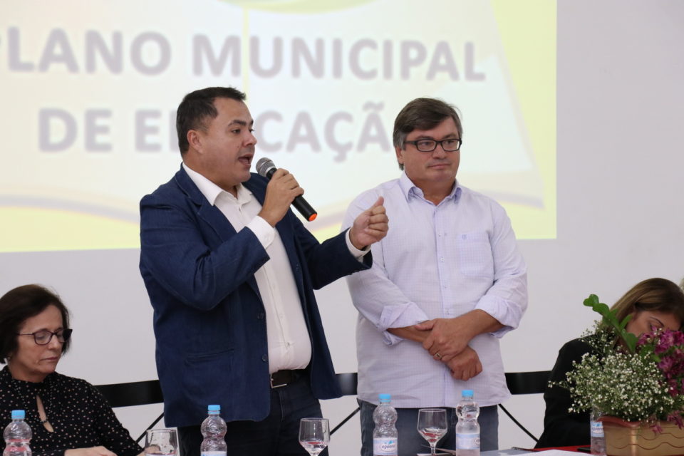 Prefeito participa das discussões do Plano Municipal de Educação