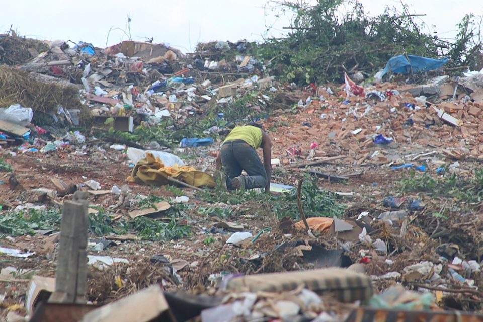 Área de descarte no distrito industrial acumula problemas