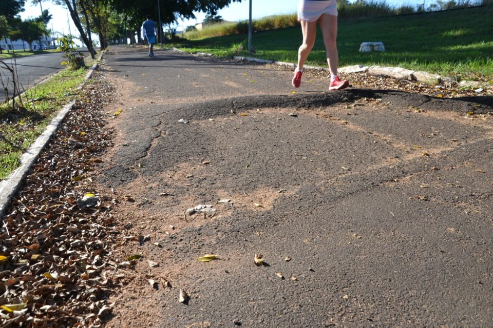 Pista de cooper da avenida das Esmeraldas precisa de manutenção