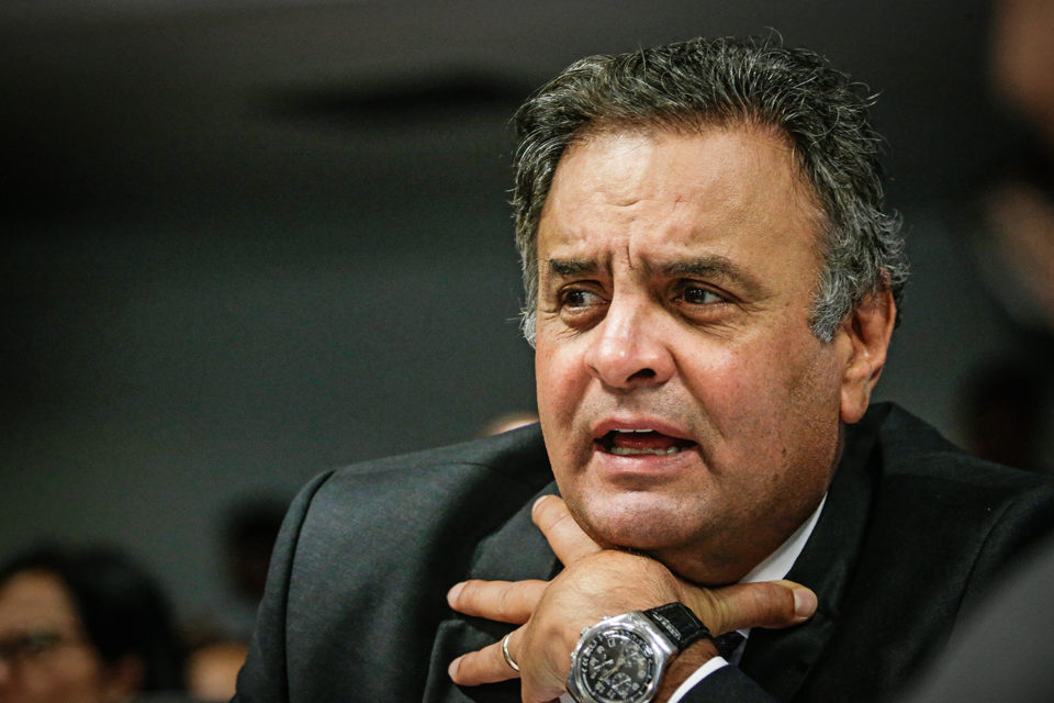 Juiz determina bloqueio de até R$ 128 milhões de Aécio