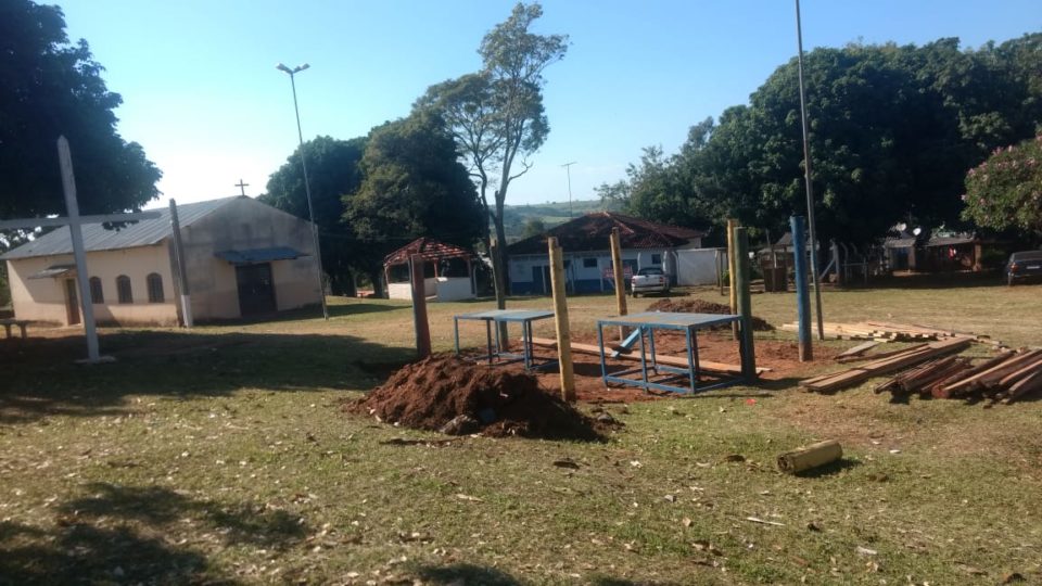 Prefeitura inicia construção de quiosque na praça em Dirceu