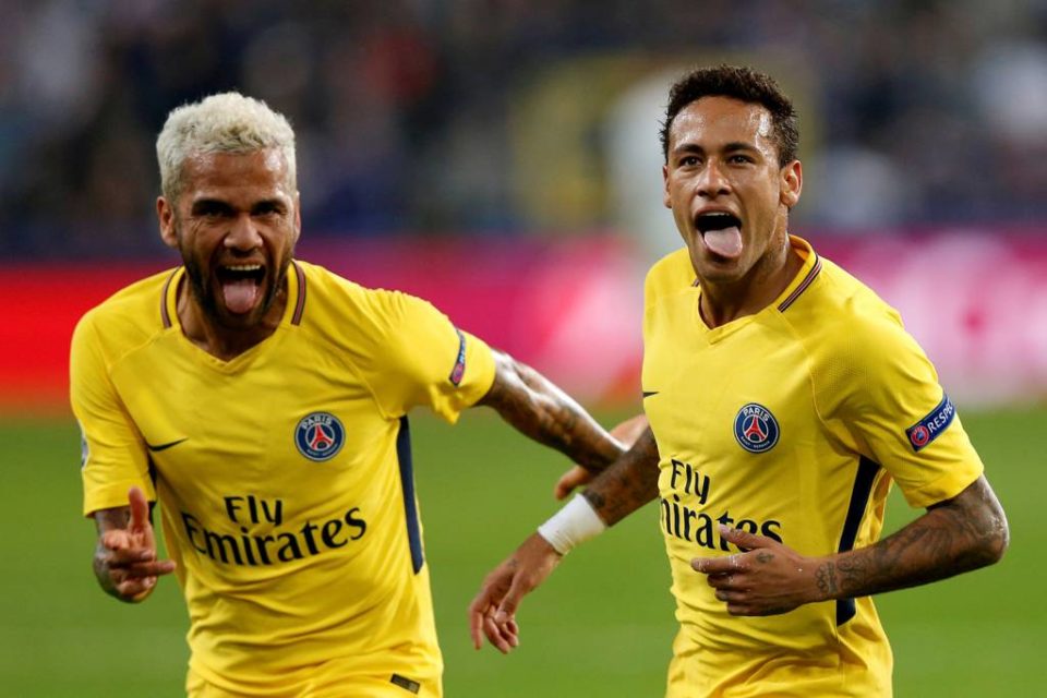Tite tira braçadeira de Neymar e Daniel Alves será o capitão
