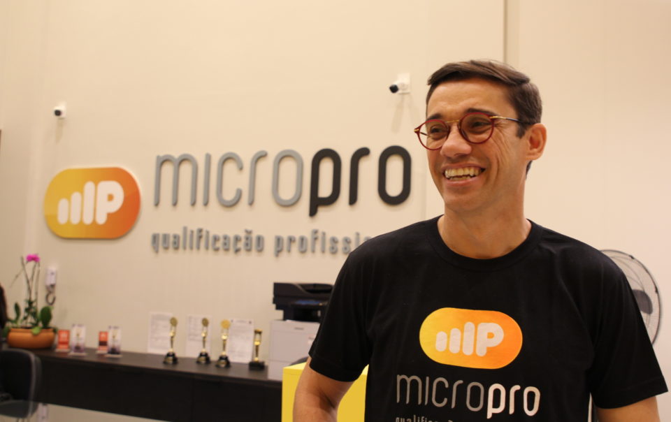 Apresentador Marcos Paiva visita MicroPro e elogia escola