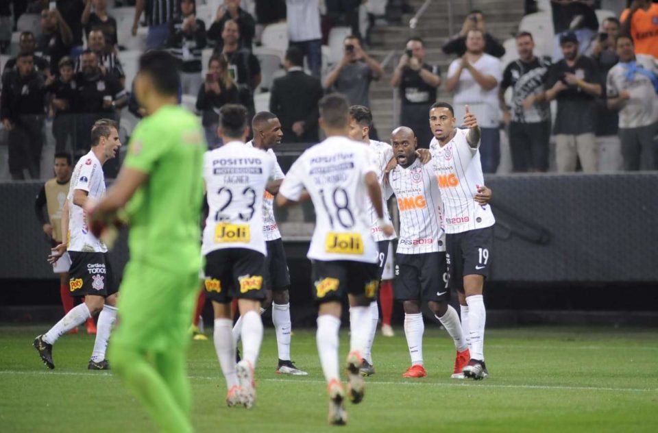 Corinthians vence e abre vantagem sobre o Deportivo Lara