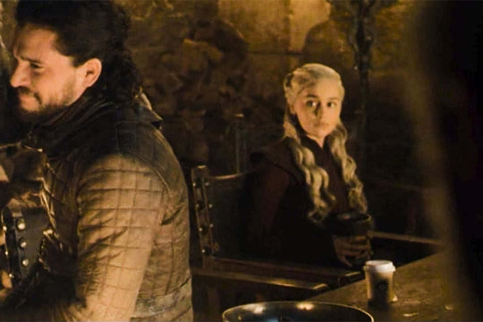 Copo de café da Starbucks aparece em cena de ‘Game of Thrones’