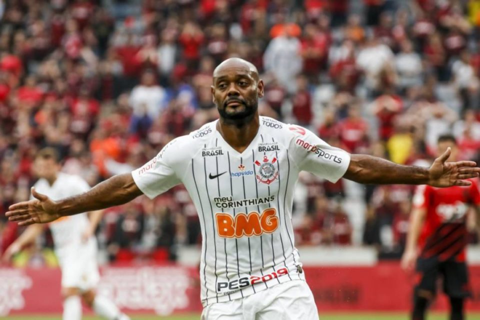 Corinthians supera reservas do Athletico-PR e volta a vencer