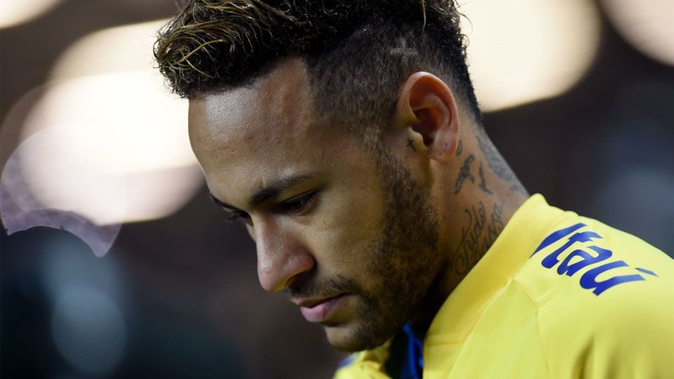 Exame descarta lesão grave no joelho esquerdo de Neymar