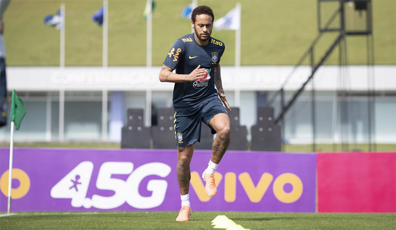 Após dores no joelho, Neymar volta a treinar com a seleção
