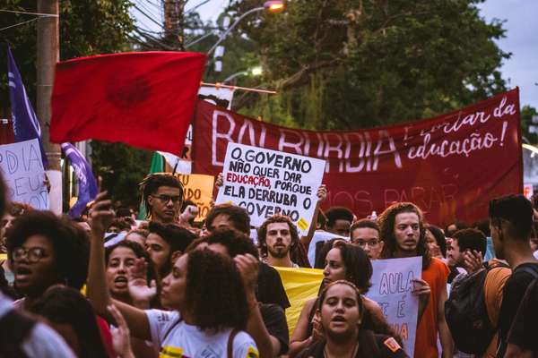 Universidades fazem protestos pelo país contra cortes na educação