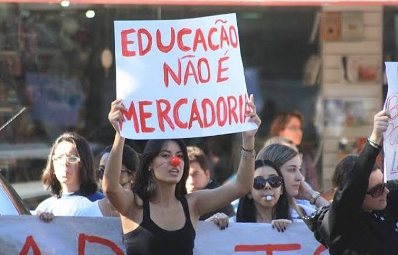 Cidades brasileiras registram atos em defesa da educação