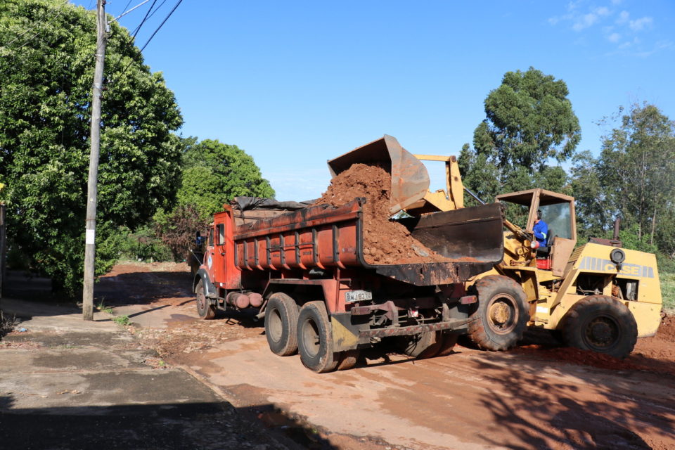 Prefeito inicia reconstrução da rua Mário de Oliveira