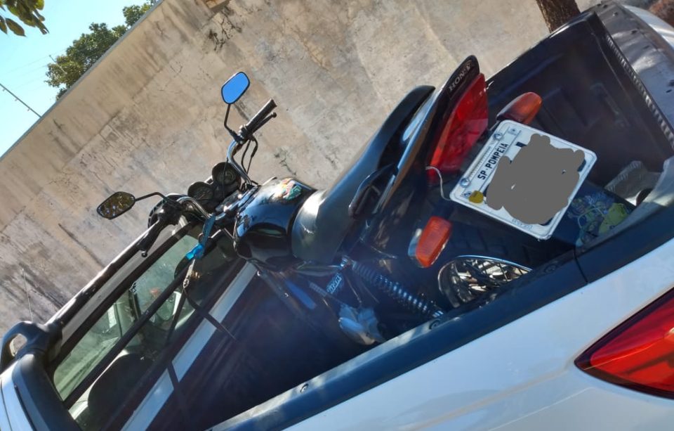 Menor é detido com drogas enquanto conduzia moto na região