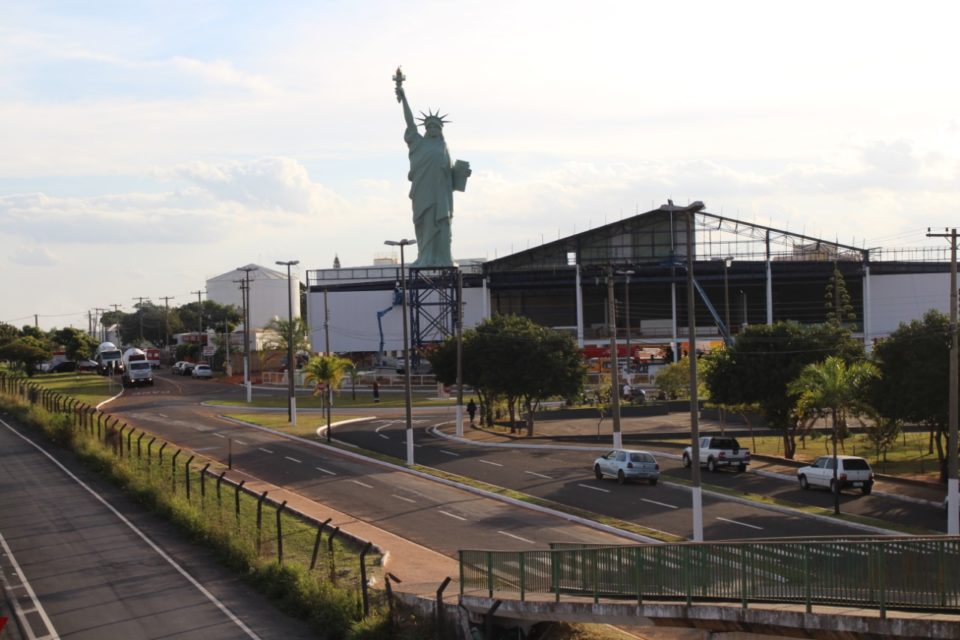 Estátua da Liberdade é instalada na loja da Havan em Marília