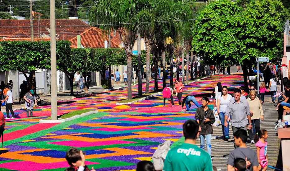 Marília e Vera Cruz celebram Corpus Christi com tapetes coloridos