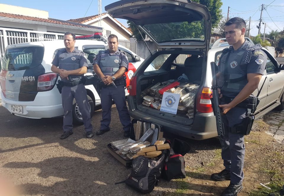 PM intercepta carro ‘recheado’ com mais de 200 tabletes de maconha