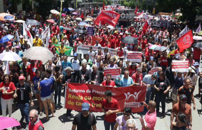 Convocação à greve geral chega à trending topics do Twitter