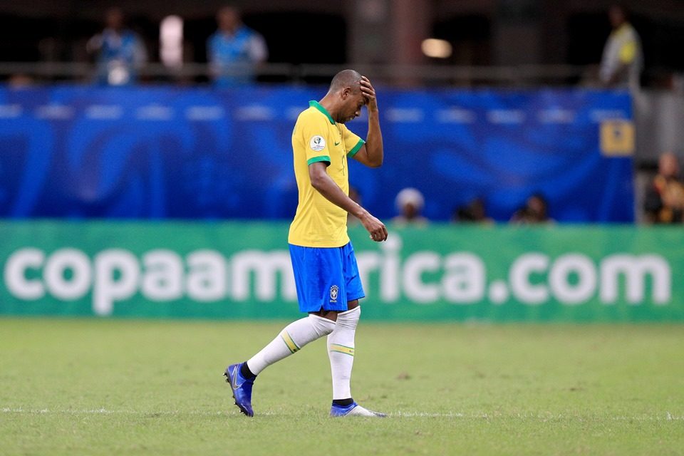 Com dores no joelho, Fernandinho deve ser desfalque na seleção