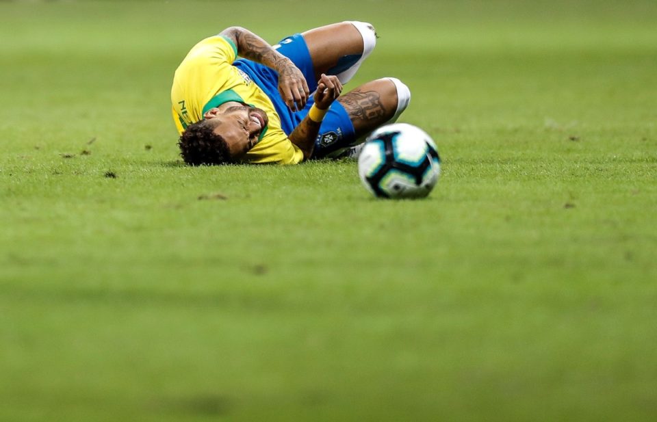 Neymar é cortado da seleção brasileira após lesão no tornozelo