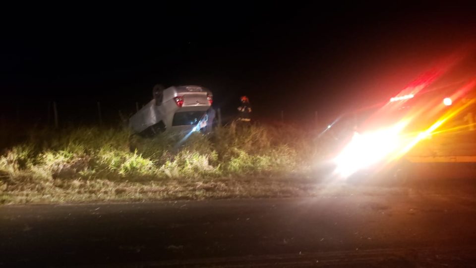 Homem se fere após capotar carro próximo de Rosália