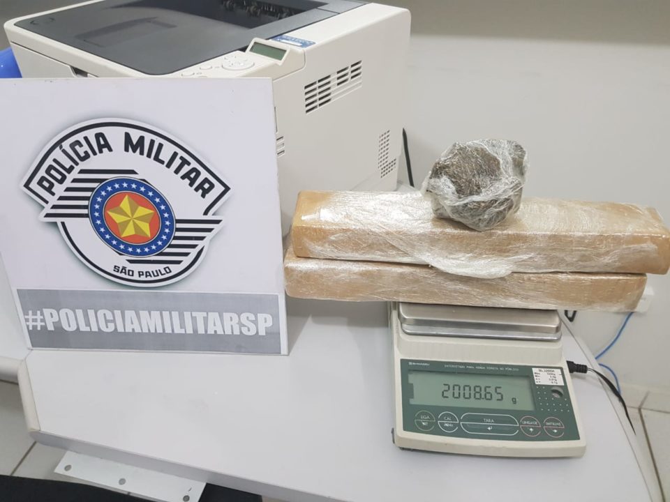 PM prende homem com dois tijolos de maconha no Argollo