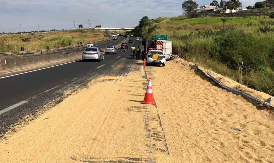 Caminhão carregado com arroz tomba na Rodovia do Contorno