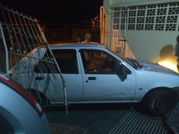 Carro invade casa e motorista foge na zona Sul