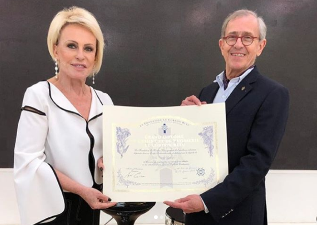 Ana Maria Braga recebe diploma da Le Cordon Bleu