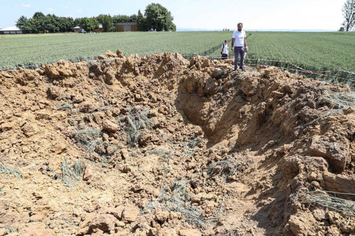 Bomba da 2ª Guerra explode e deixa cratera em campo na Alemanha