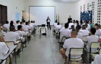 Centro de Ressocialização discute violência doméstica em Marília