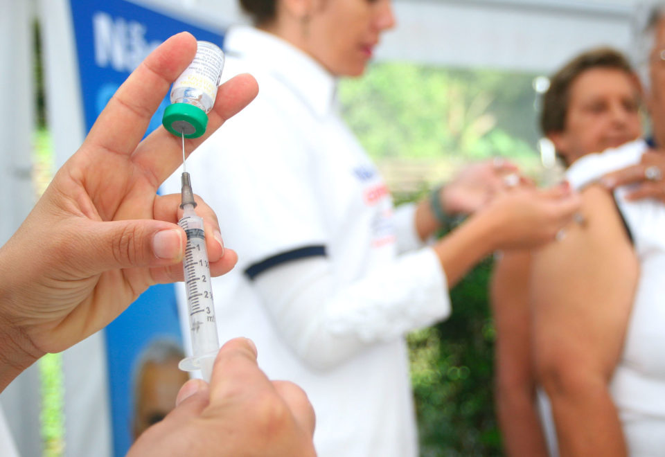 Minoria das cidades na região bate meta de imunização