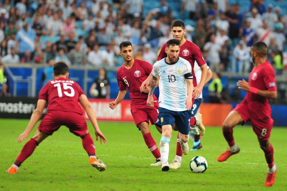 Messi perde a paciência com os gramados da Copa América