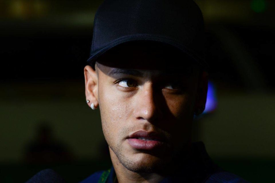 Mulher que acusa Neymar muda versão e advogado deixa o caso