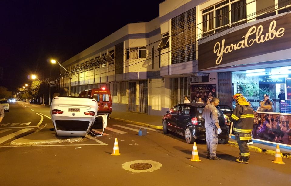 Mulher fica ferida em capotamento em frente ao Yara Clube