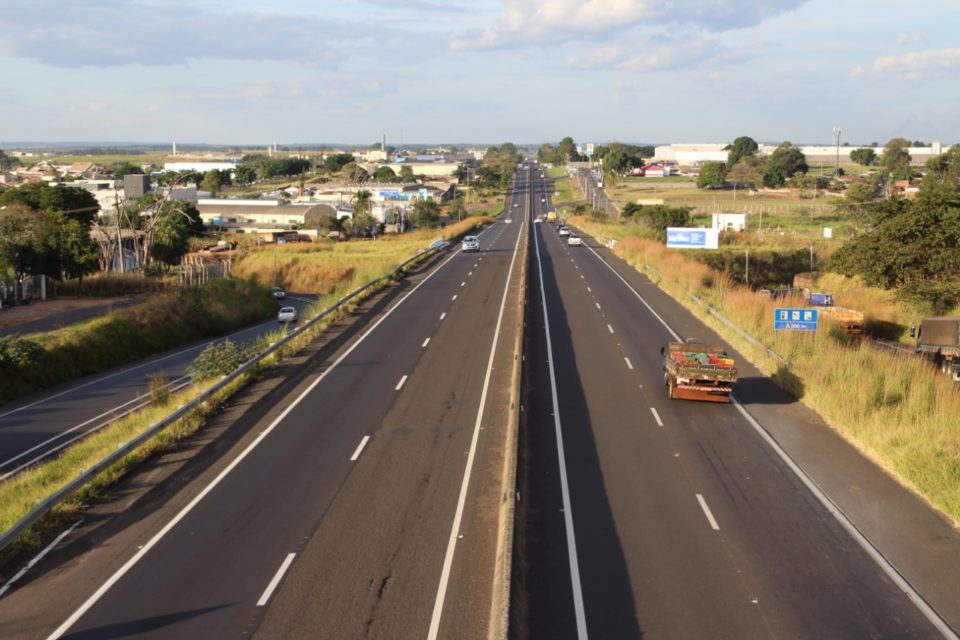 Jogar lixo na rodovia pode causar multa aos motoristas