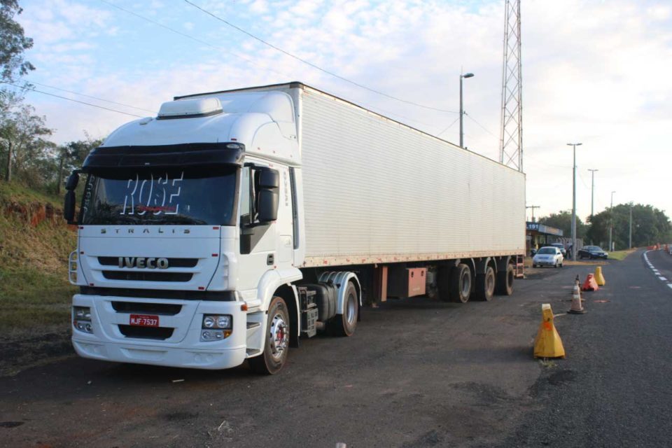 Bandidos rendem caminhoneiro e roubam carga de mais R$370 mil