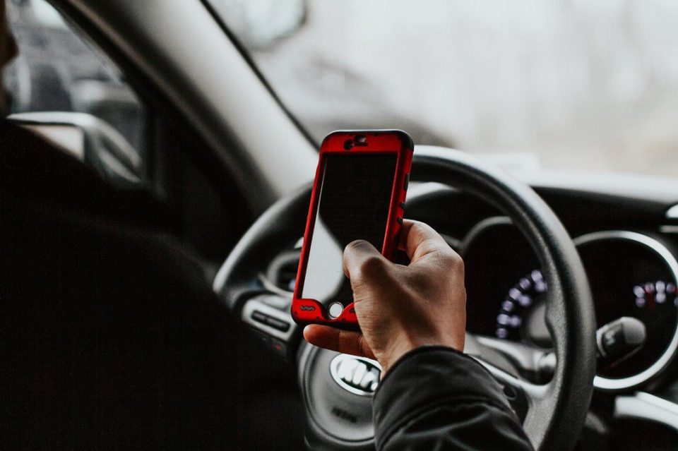 Um em cada cinco motorista admite usar o celular no trânsito