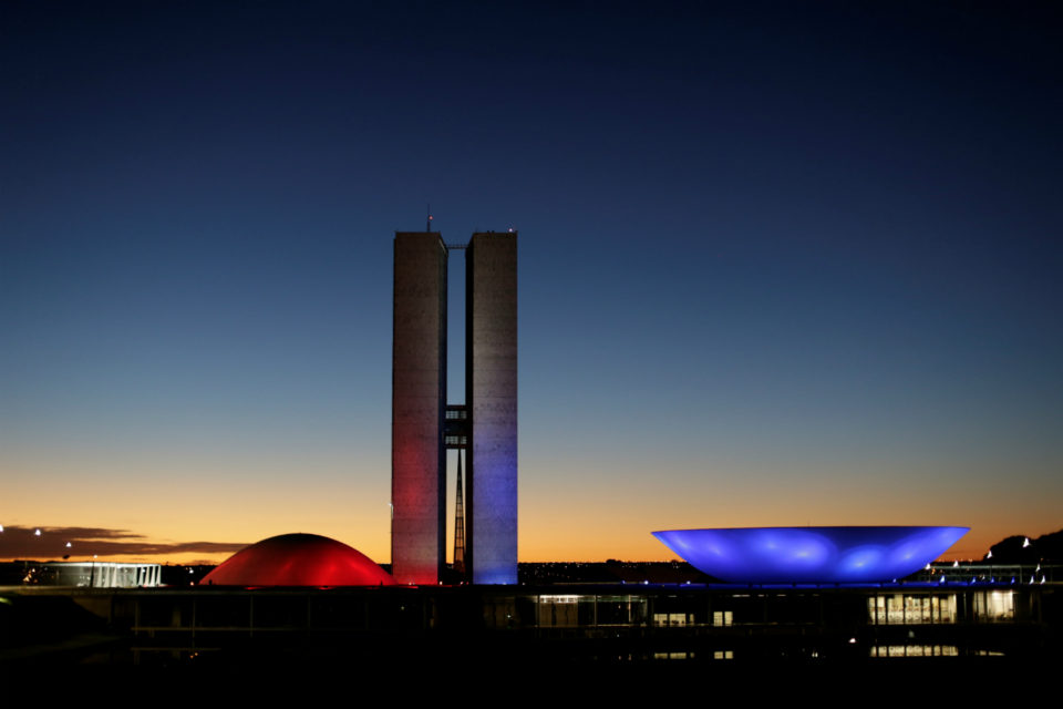 Vazamento de diálogos põe Brasília em alerta